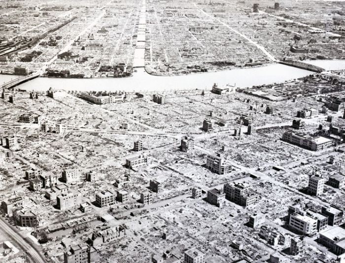 Токио после бомбежки 10 марта 1945 года